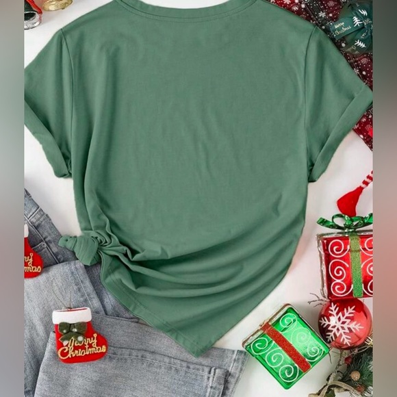 T-SHIRT “I’M FINE. EVERYTHING IS FINE.” CHRISTMAS LIGHT DESIGN DARK GREEN NWT - Picture 2 of 7